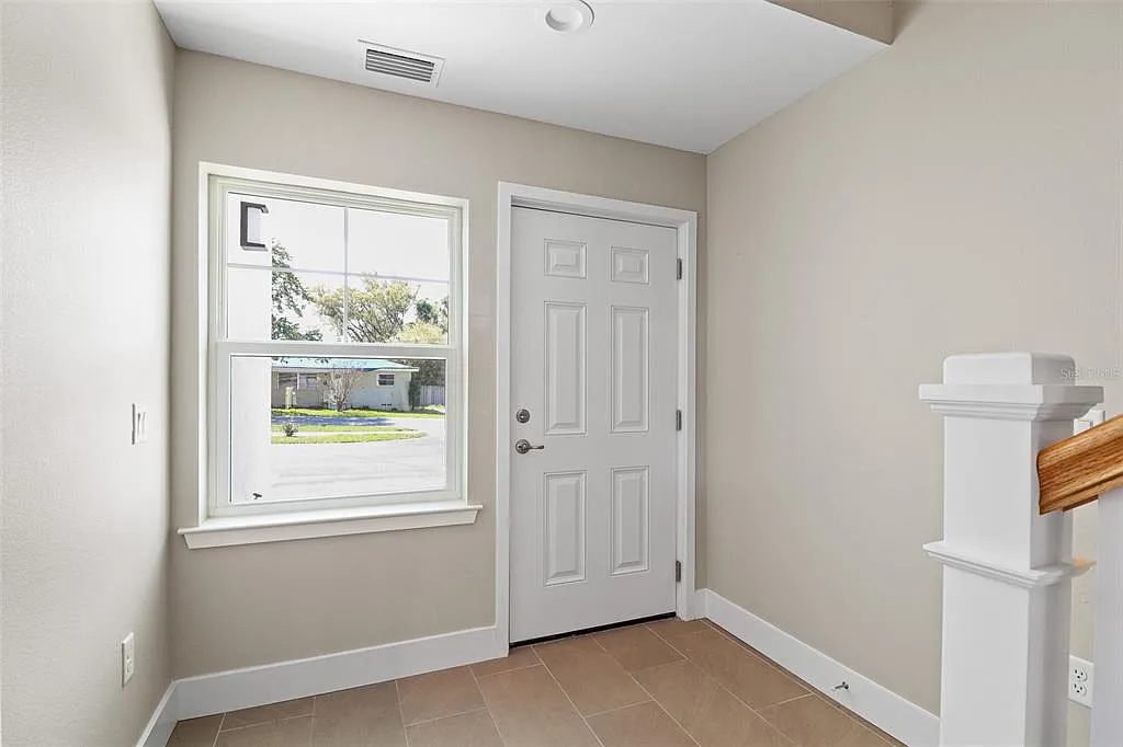 2 bed, 2.5 bath, 1900 sqft, $2,000 — Photo 3