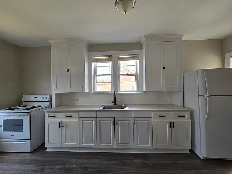 145 E North Ave — Photo 4