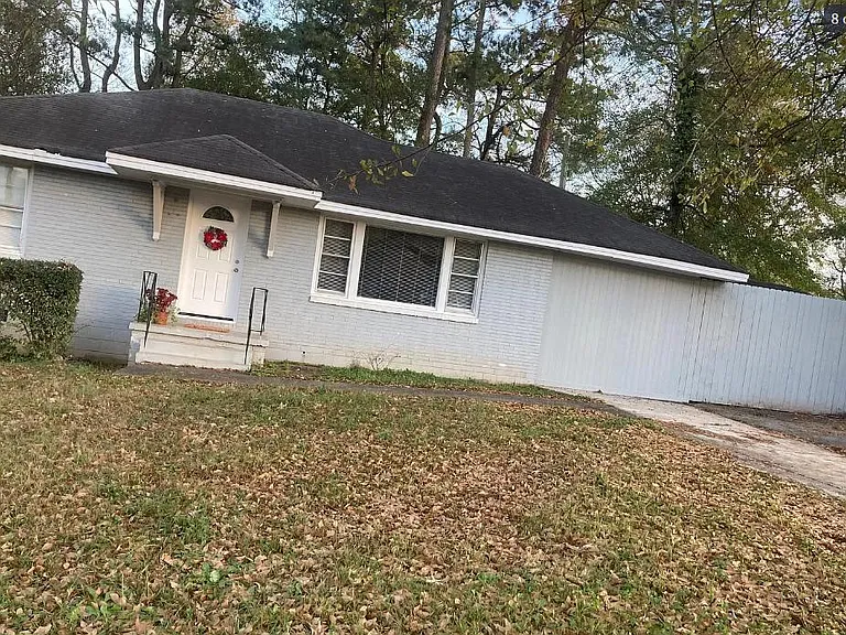 1490 Cloverdale Dr SE — Photo 2