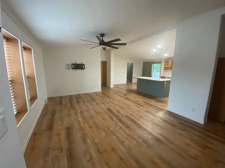 1027 Falls Creek Dr — Photo 2