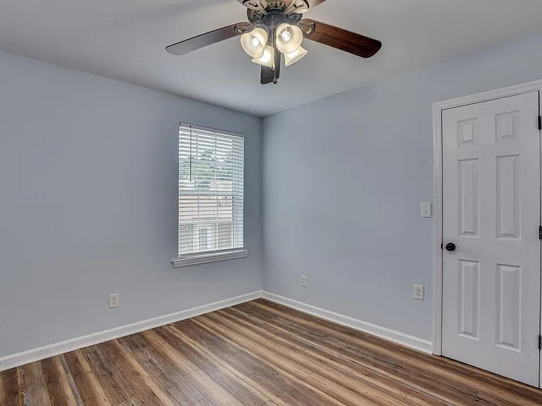 2211 Pleasant Dr — Photo 28