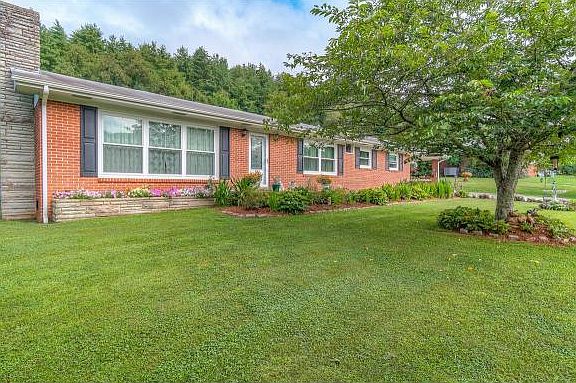 2nd image of 405 Circle Dr
