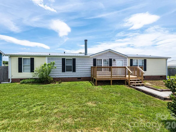 2385 Arrowwood Dr, Hickory, NC 28601