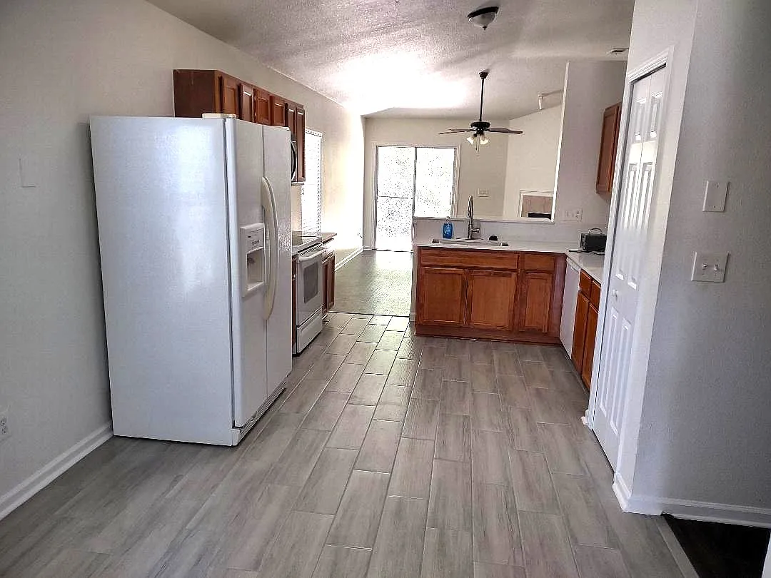 4 bed, 1774 sqft, $1,925 — Photo 3