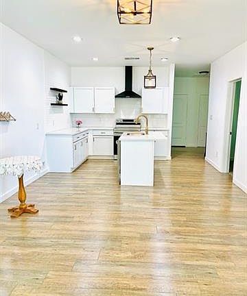 4th image of 2208 Stanford St