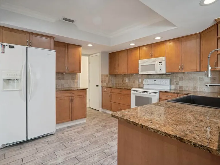 603 SE 7th Ave — Photo 10
