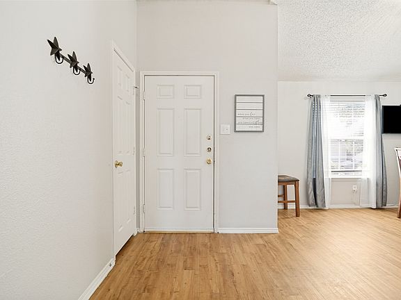3rd image of 1109 Alexandria Dr