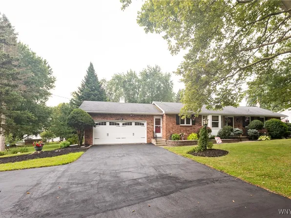 101 Valley View Dr, Elma, NY 14059