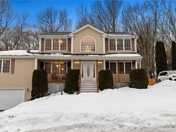 15 Gilcrest Dr, West Warwick, RI 02893