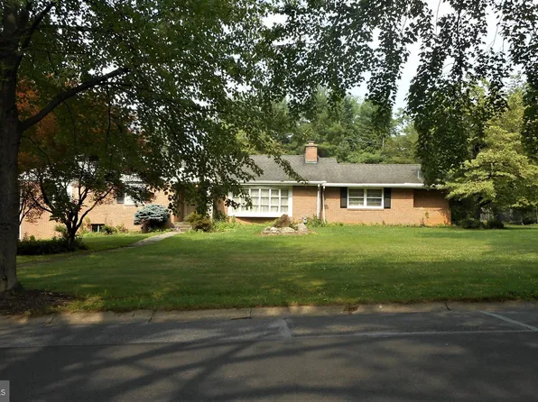1 Oriole Dr, Wyomissing, PA 19610