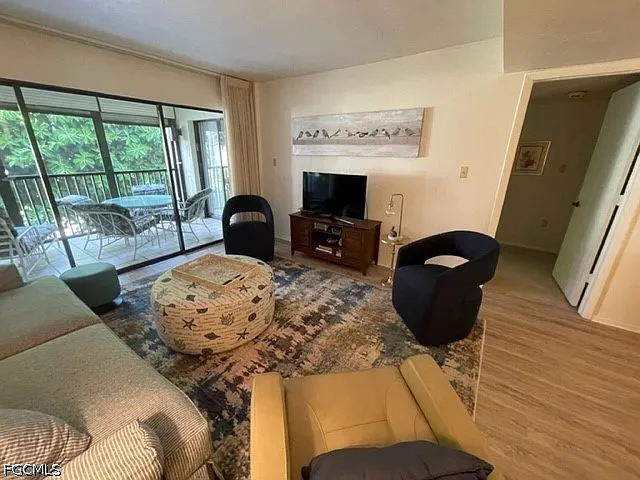 3 bed, 2.0 bath, 1006 sqft, $5,000 — Photo 4