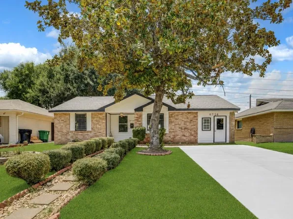 8714 Amblewood Dr, Houston, TX 77099