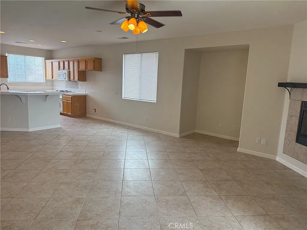 4 bed, 2003 sqft, $3,299 — Photo 3