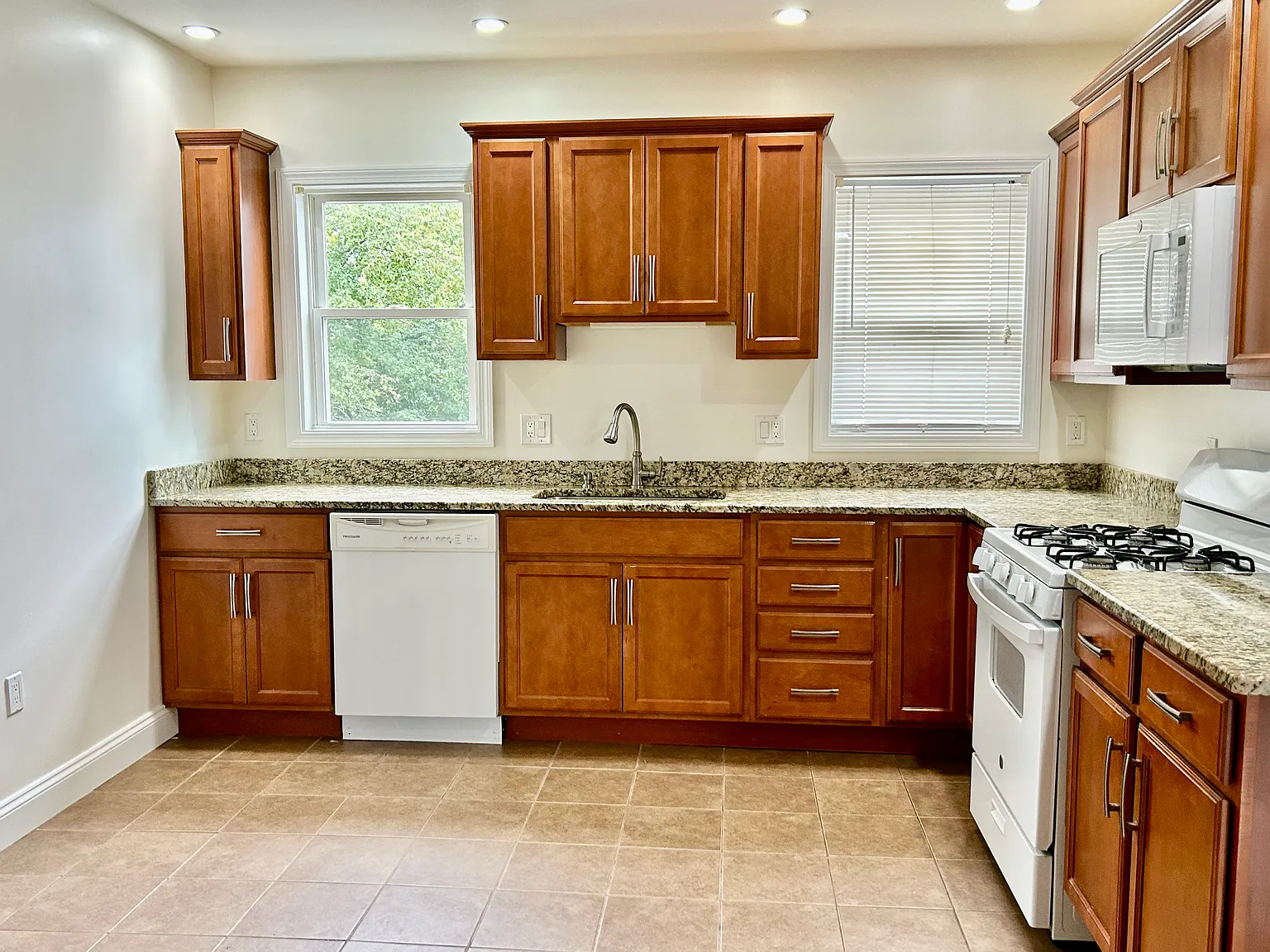 2 bed, 1050 sqft, $2,695 — Photo 3
