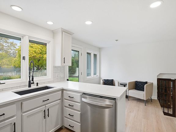 4th image of 415 S Alpine Dr