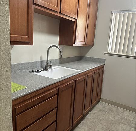 2nd image of 1925 Donner Ave APT 4
