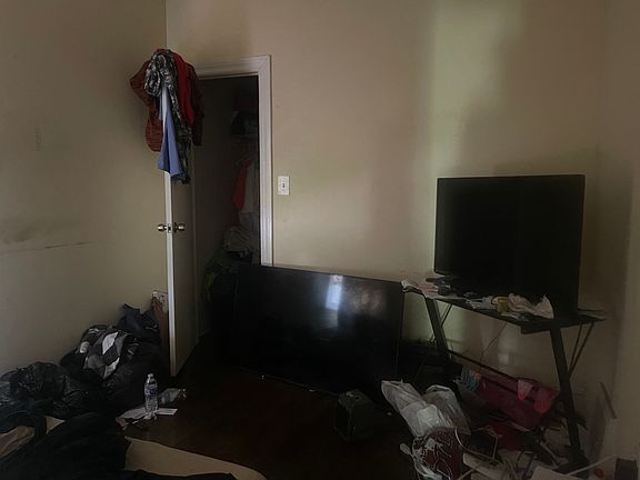 4th image of 8001 S Coles Ave