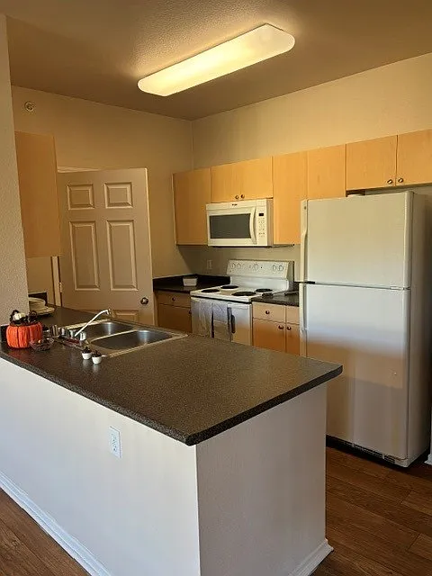 1 bed, 820 sqft, $1,557 — Photo 2
