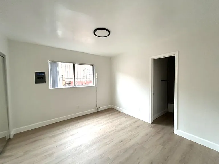 831 W 43rd St — Photo 5