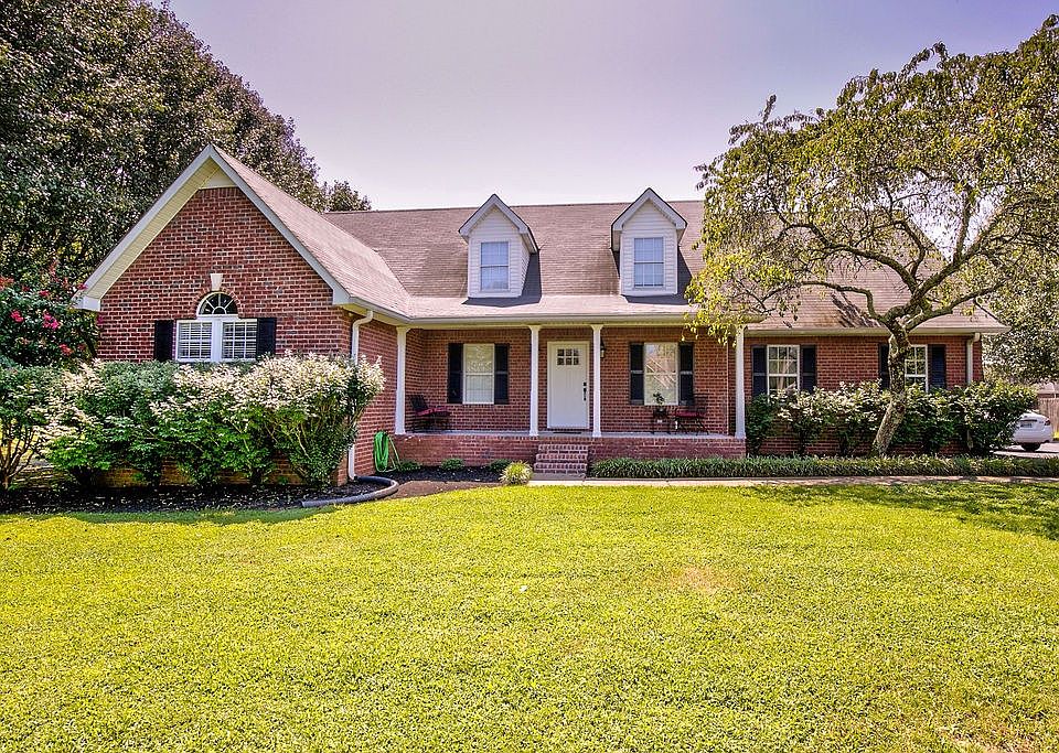1st image of 221 Fieldstone Dr