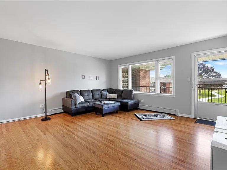Renovated apartment with pool and parking — Photo 23