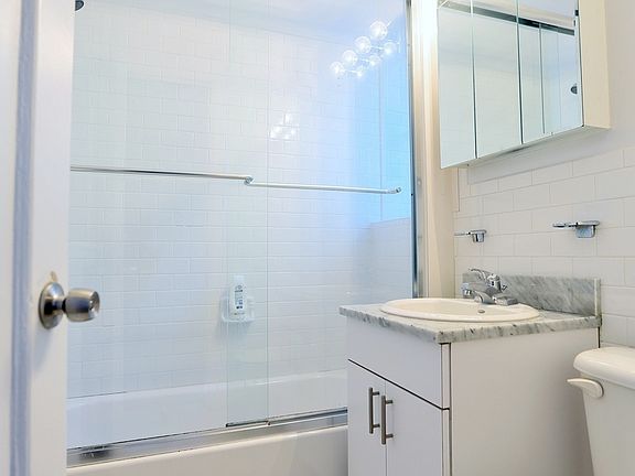 4th image of 240 E 82nd St #9P