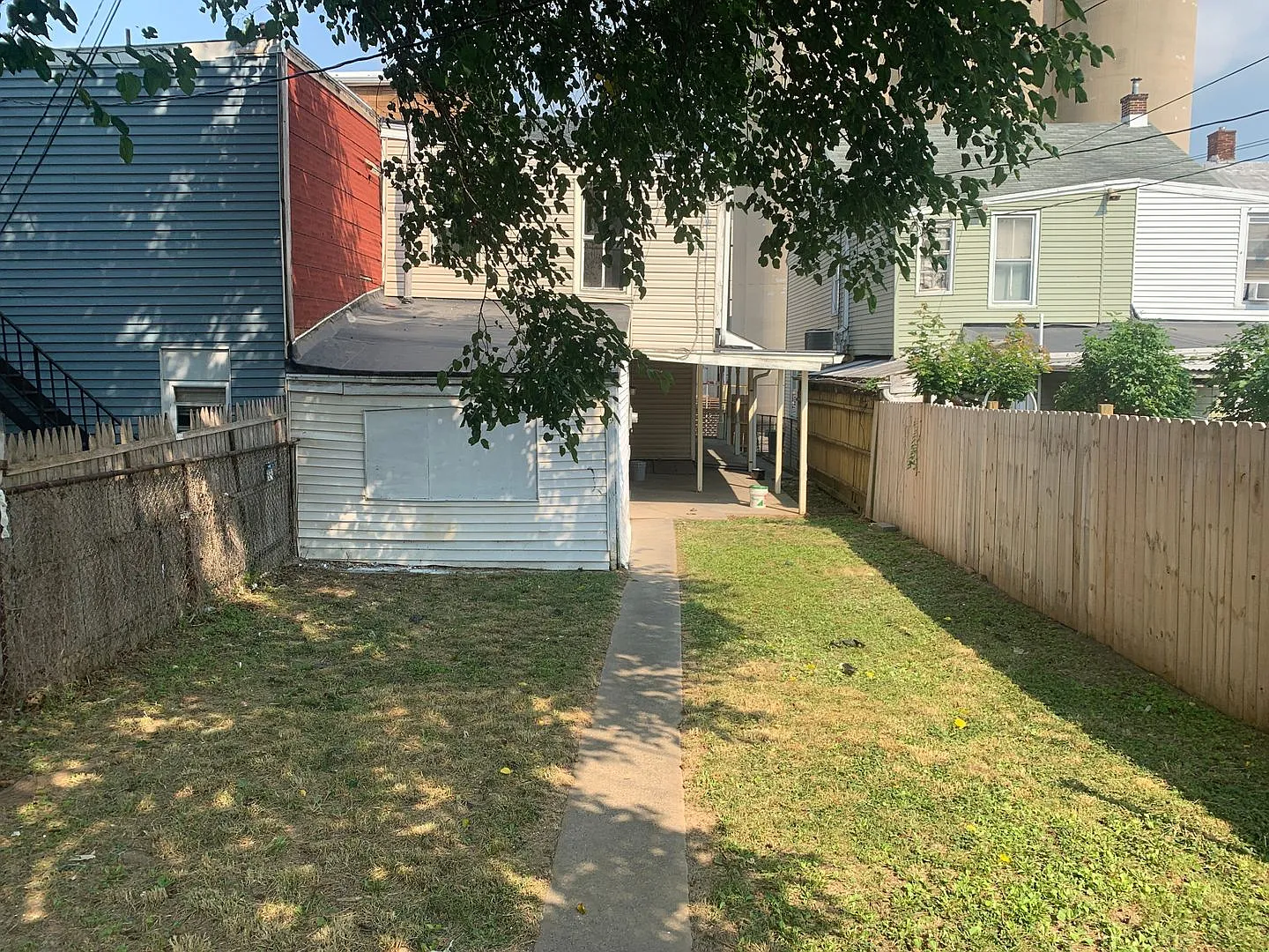 House with Yard and Parking-Video in the Pictures! — Photo 4