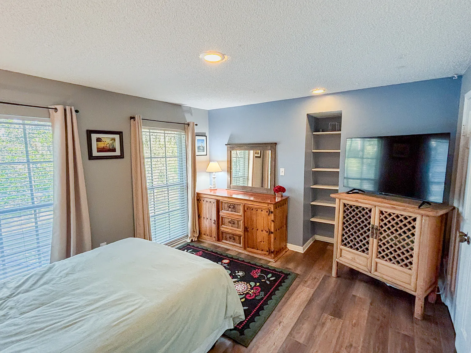 5 bed, 3000 sqft, $1,250 — Photo 2