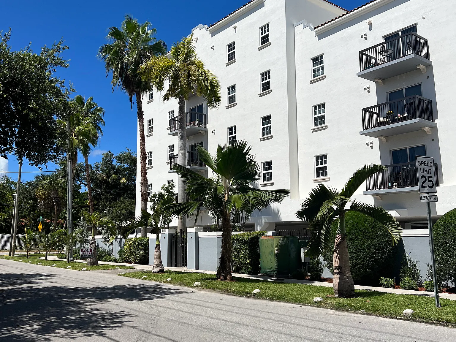 2 bed, 950 sqft, $2,400 — Photo 2
