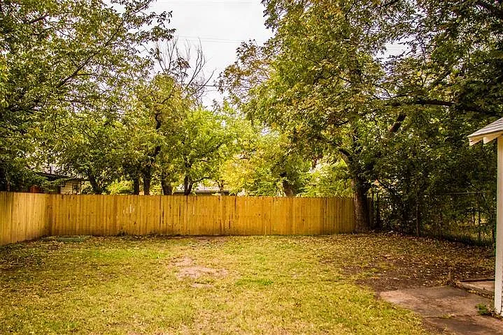 2327 NW 18th St — Photo 13