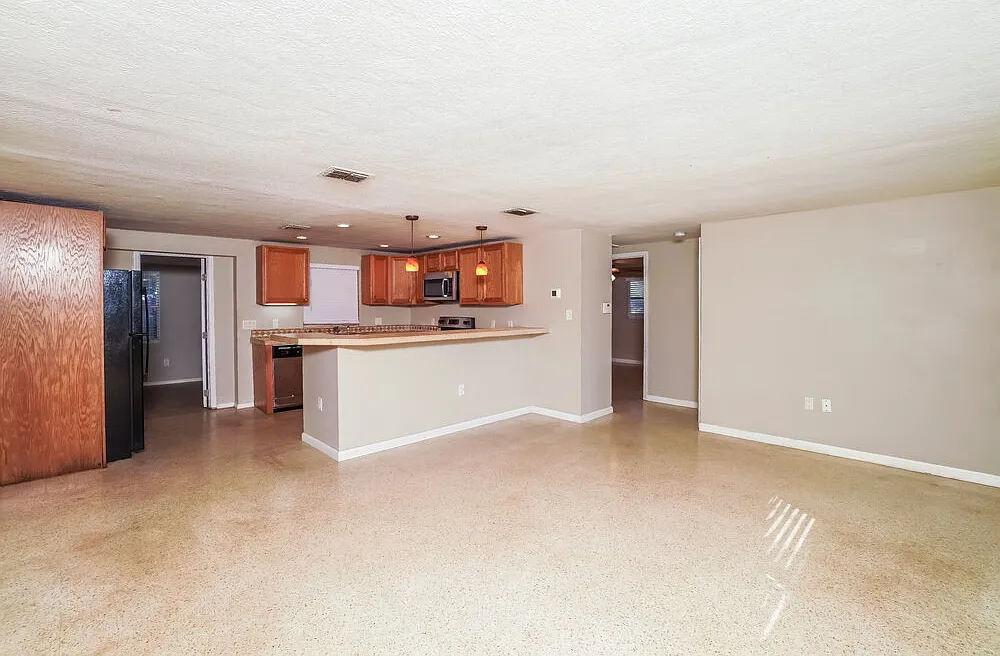3 bed, 2.0 bath, 1007 sqft, $1,840 — Photo 3
