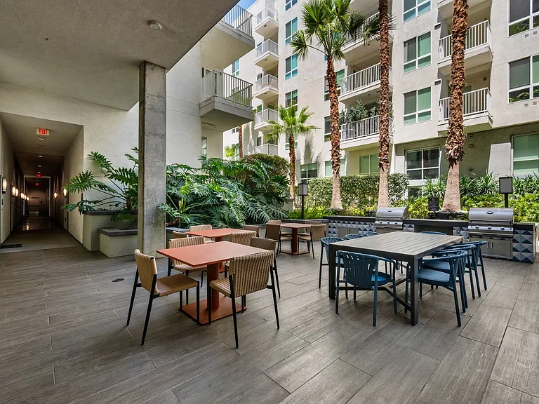 Courtyard Grill Space at G12 Apartments in Los Angeles, CA 90015