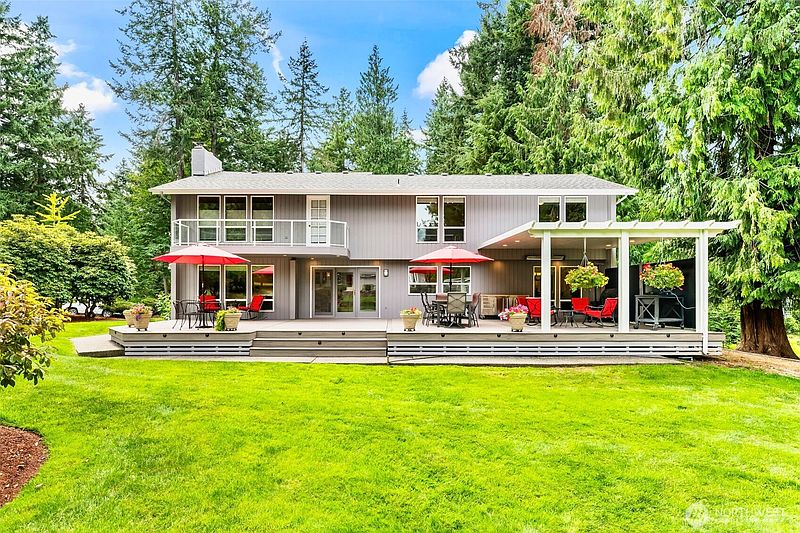 4th image of 407 Point Fosdick Drive NW