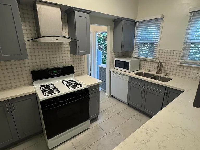 368 S Crescent Dr — Photo 3