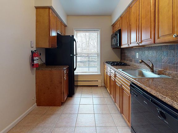 5th image of 411 Bloomfield Ave #B09