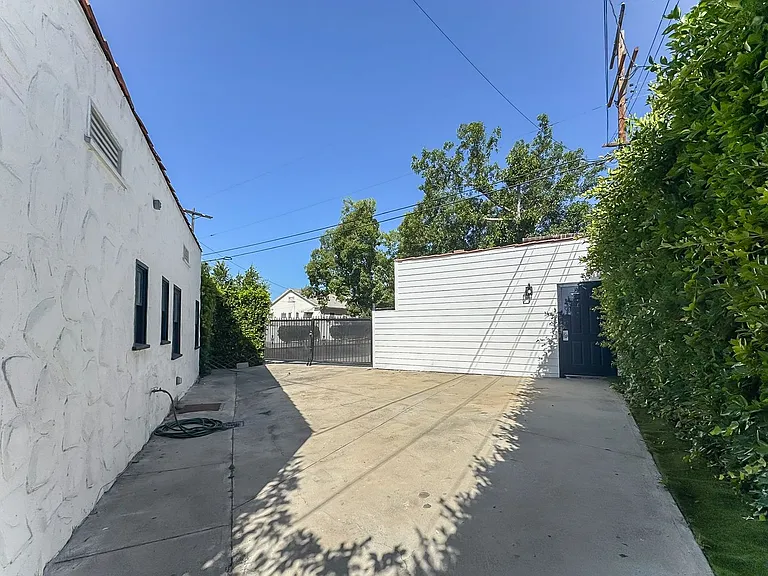 1043 S Plymouth Blvd — Photo 19