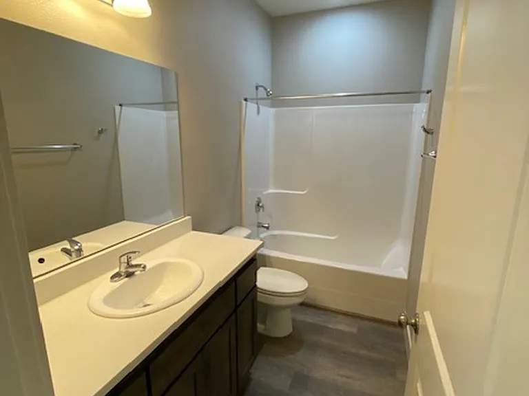 564 NE Cherry St — Photo 5
