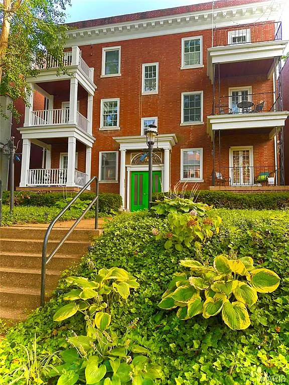 4530 McPherson Ave APT 2E photo 1