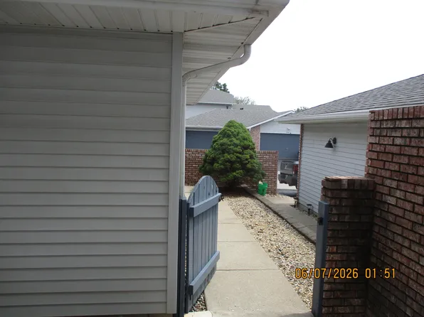 2564 Oakwood Dr, Crown Point, IN 46307