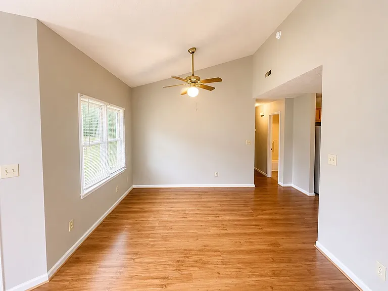 633 Winthrop Ct — Photo 3