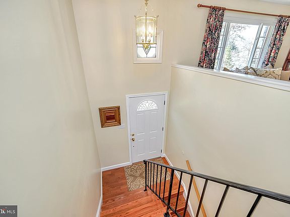 4th image of 6 Clover Hill Dr
