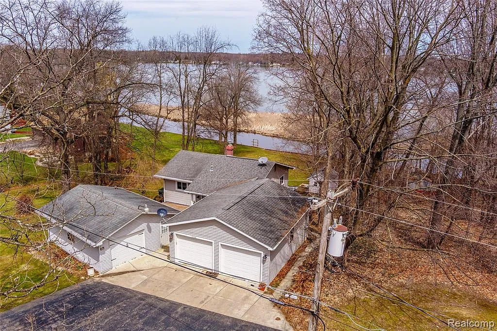 1938 Lakeview Dr photo 1