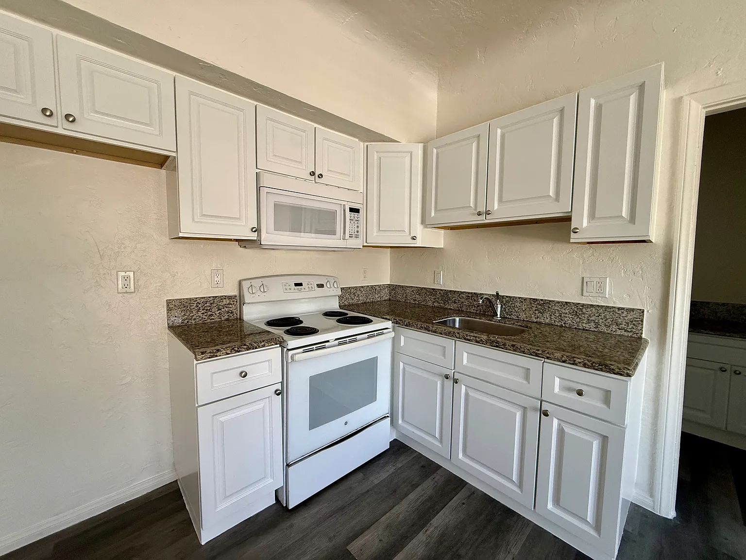 Studio, 550 sqft, $1,425 — Photo 4
