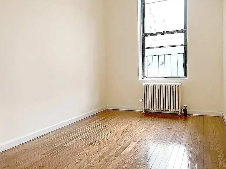 105 E 10th St #3D — Photo 4