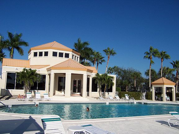 Pool & Club House