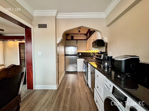 2nd image of 702 W 48th St #301