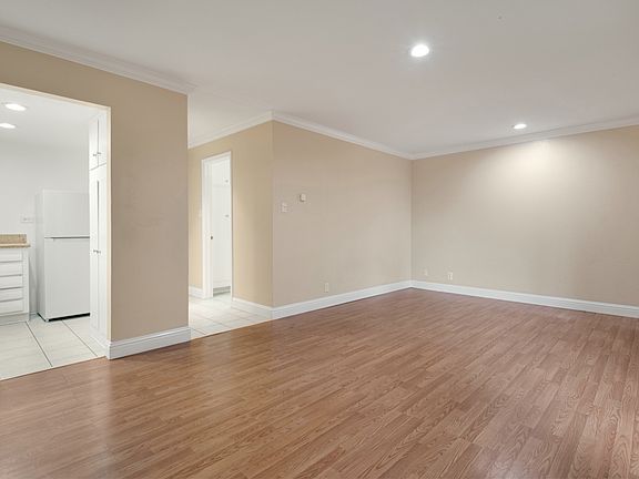5th image of 1735 Woodland Ave #9