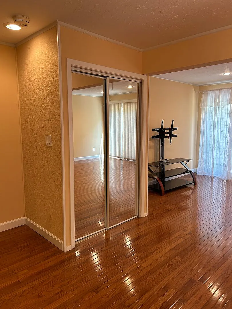 3 Bedroom Condo with Full Finished Basement for Rent — Photo 3