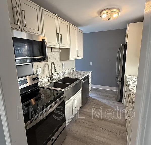 528 Royal Ave — Photo 10