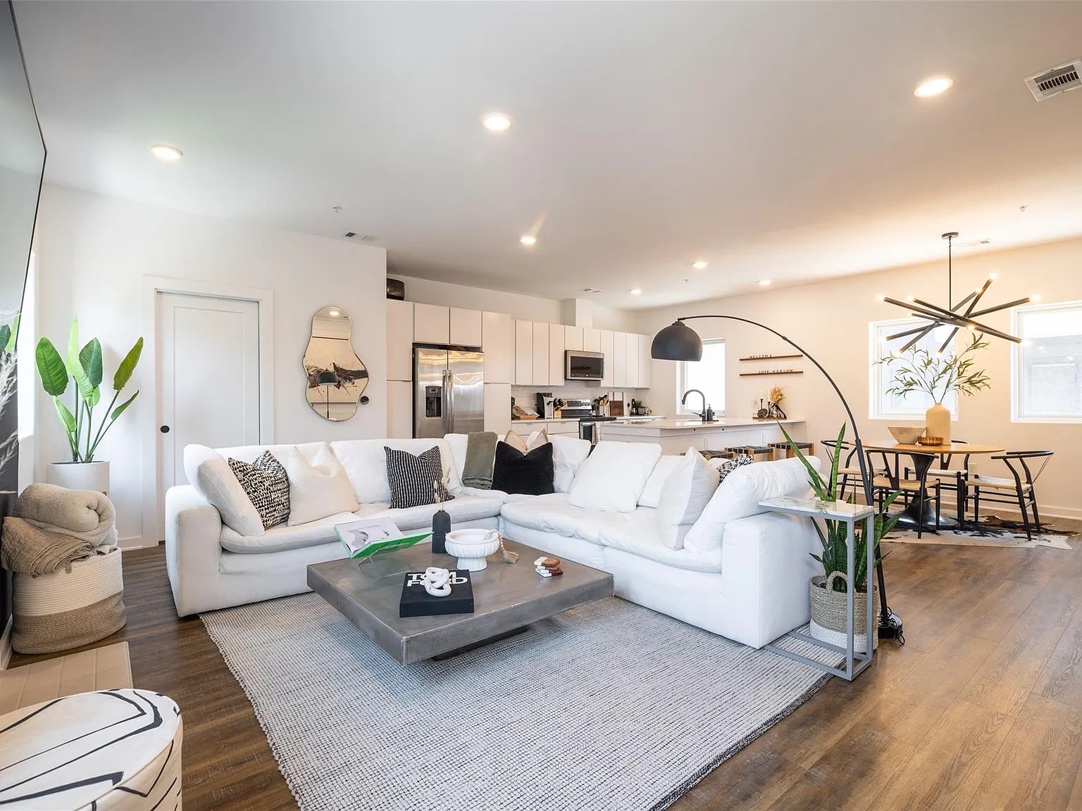 2 bed, 2.5 bath, 1373 sqft, $2,675 — Photo 2
